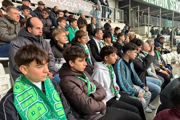 Osmangazi’de çocuklar Bursaspor maçını tribünden izledi Osmangazi Belediye Başkanı Erkan Aydın, Gülbahçe, Hürriyet ve İstiklal mahallelerinden