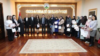 Osmangazi Belediyesi Meslek Edindirme Kursları (OSMEK) bünyesinde düzenlenen okuma yazma