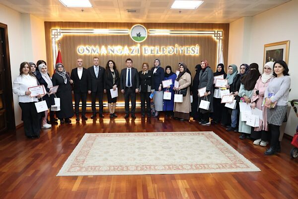 Osmangazi Belediyesi Meslek Edindirme Kursları (OSMEK) bünyesinde düzenlenen okuma yazma