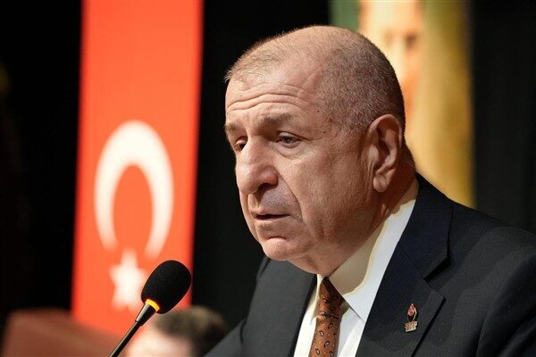 Özdağ: Vatan için can veren aziz şehitlerimizin ruhu şad olsun Zafer Partisi Genel Başkanı Özdağ, 2016 yılında Beşiktaş’ta teröristlerin saldırısı