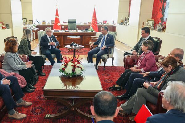 CHP Genel Başkanı Özel, Avrupa Parlamentosu Türkiye Raportörü Nacho Sanchez