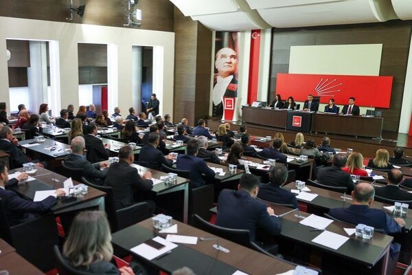 Özel, kurultay sonrası ilk Parti Meclisi Toplantısı’na başkanlık etti CHP Genel Başkanı Özel, 39’uncu Olağan Kurultayı sonrası ilk Parti