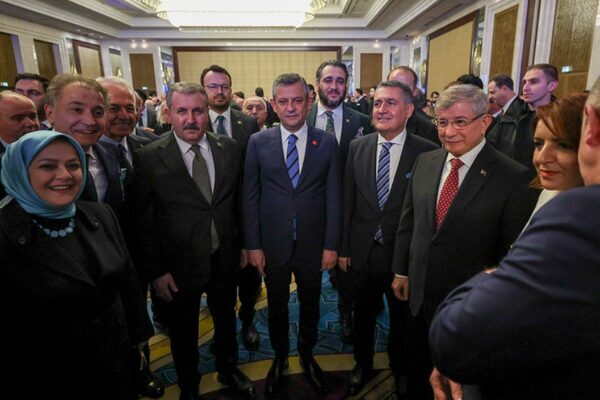 Özel, TÜSİAD Yüksek İstişare Konseyi kokteyline katıldı Cumhuriyet Halk Partisi (CHP) Genel Başkanı Özgür Özel, Ankara’da düzenlenen