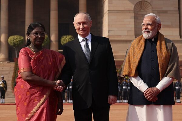 Mektuplarında dikte ve hegemonyadan uzak, eşitlik, saygı ve iş birliği