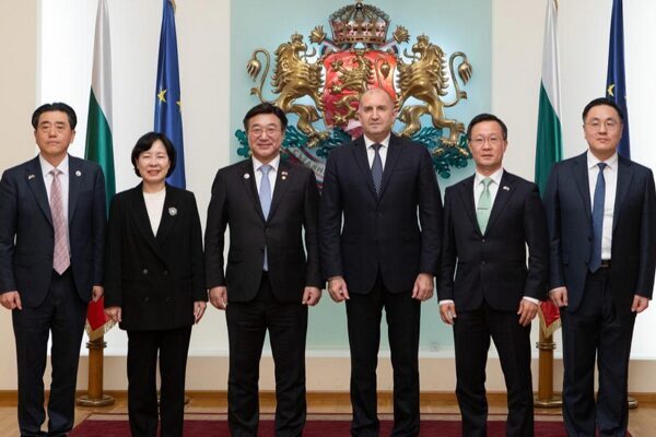 Radev: Bulgaristan, Güney Kore’nin kamu yönetimi deneyiminden yararlanmak istiyor Bulgaristan Cumhurbaşkanı Rumen Radev, ülkesinin, devlet yönetiminin etkinliğini ve e-yönetim