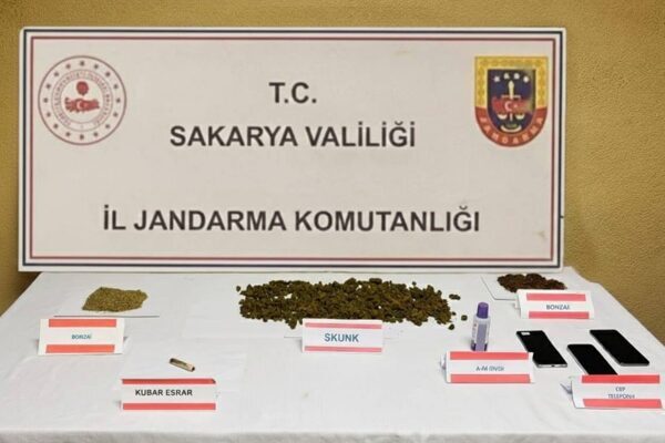 Sakarya’da uyuşturucu operasyonu Sakarya İl Jandarma Komutanlığı ekiplerince; Serdivan ilçesi İstiklal Mahallesi’nde uyuşturucu