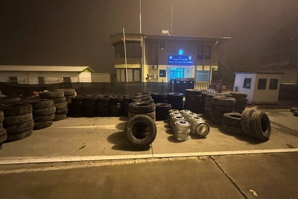 Şanlıurfa’da 2 milyon TL değerinde kaçak lastik ele geçirildi Şanlıurfa Otoyol Jandarma Komutanlığı ekipleri tarafından, Karaköprü ilçesinde yapılan denetim faaliyetleri sırasında durdurulan