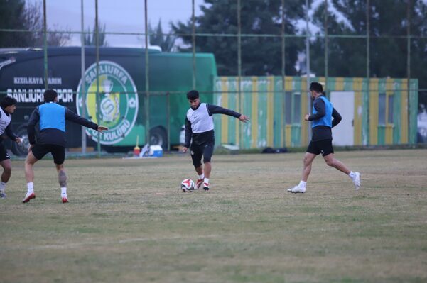 Şanlıurfaspor günün ikinci antrenmanını tamamladı Şanlıurfaspor, günün ikinci çalışmasını akşam üzeri gerçekleştirdiği antrenmanla tamamladı. Yoğun
