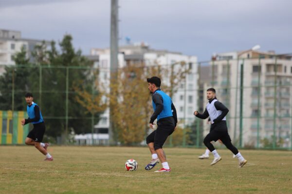 Şanlıurfaspor, Kastamonuspor maçı hazırlıklarını sürdürüyor Sarı-yeşilli ekip, teknik heyet yönetiminde gerçekleştirdiği antrenmanla çalışmalarını sürdürdü. Takım,