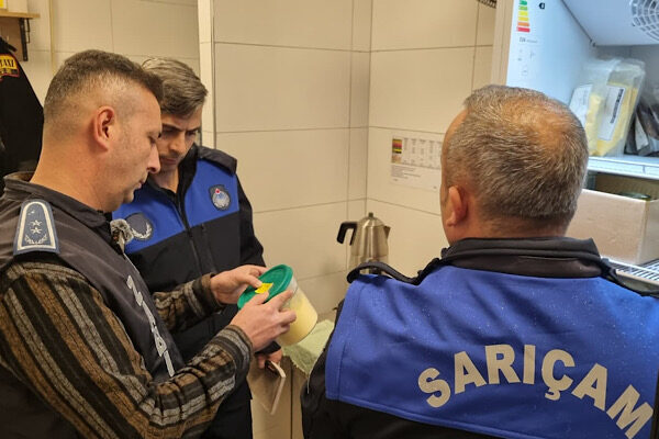 Sarıçam’da işletmelere yönelik denetimler sürüyor Sarıçam Belediyesi Zabıta Müdürlüğü ekipleri, ilçede faaliyet gösteren işletmelere yönelik