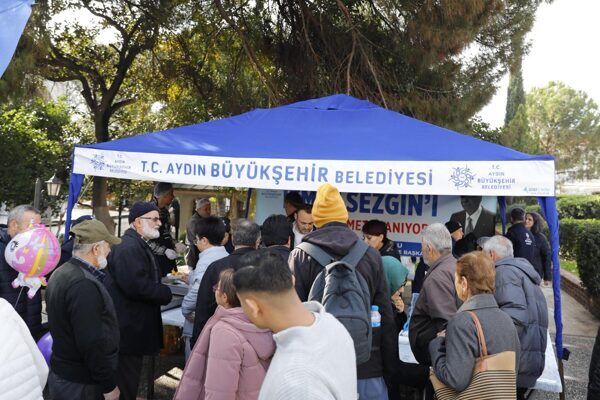 Siyasetçi İsmet Sezgin için Efeler ilçesi Bey Cami önünde lokma hayrı