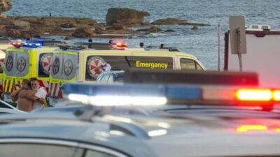 NSW polisinin sosyal medya platformundan yaptığı açıklamada, Bondi Plajı'nda silahlı