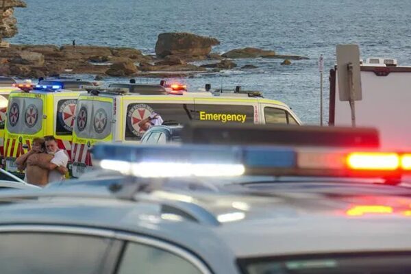 NSW polisinin sosyal medya platformundan yaptığı açıklamada, Bondi Plajı'nda silahlı