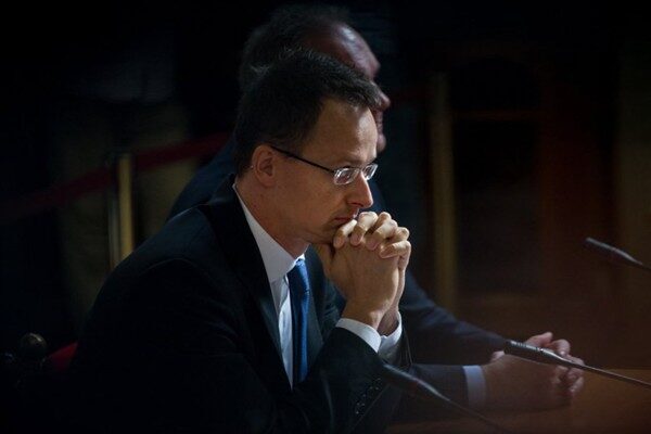 Szijjarto: Rutte, barış müzakerelerine fiilen arkadan hançer vurdu Macaristan Dışişleri ve Ticaret Bakanı Szijjarto, sosyal medya hesabından yaptığı