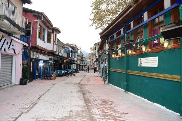 Tarihi Arap Şükrü Sokağı, kaçak eklentilerden arındırıldı Osmangazi Belediyesi, tarihi kimliğiyle öne çıkan ve kentin turizm duraklarından