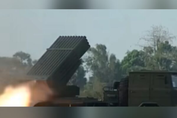 Tayland ve Kamboçya arasında yeni çatışmalar başladı Her iki ülke de çatışmayı başlatmakla birbirlerini suçluyor. Tayland Silahlı