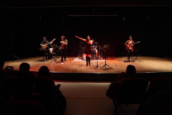 Solist İris Doğru’nun vokaline; elektro gitarda Ekin Can Kollu, saksafonda