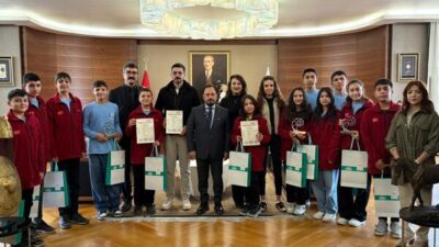 Sarıçam Belediyesi Dijital Merkezi’nde robotik kodlama eğitimi alan gençler, önce