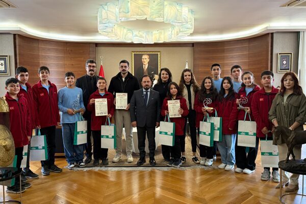 Sarıçam Belediyesi Dijital Merkezi’nde robotik kodlama eğitimi alan gençler, önce