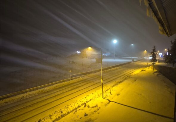 Uludağ'da kar yağışı etkili oluyor.  Hibya Haber Ajansı