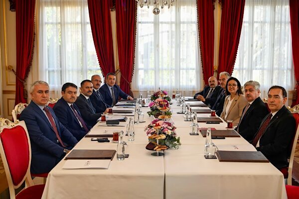 Vali Aktaş, Düzensiz Göçle Mücadele Toplantısı’na katıldı Vali Aktaş, Yalova Valiliği’nin ev sahipliğinde gerçekleştirilen Düzensiz Göçle Mücadele