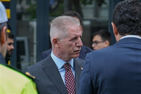 Vali Gül’den Kapalıçarşı Kat Malikleri Yönetim Kurulu’na ziyaret İstanbul Valisi Gül, Kapalıçarşı Kat Malikleri Yönetim Kurulu’nu ziyaret etti.