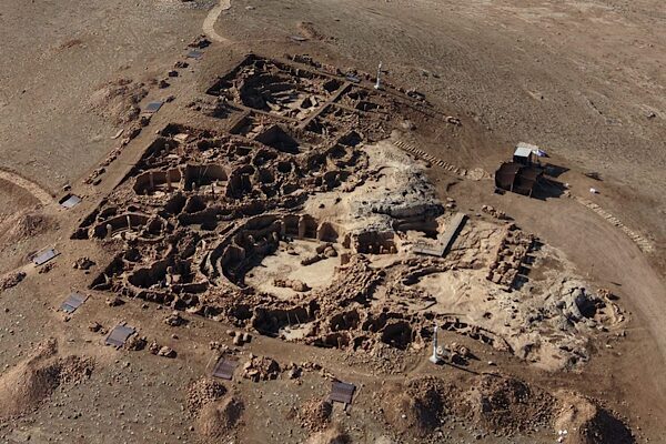 Şanlıurfa Valisi Şıldak, sosyal medya hesabından Karahantepe’ye ait üç fotoğraf paylaştı.