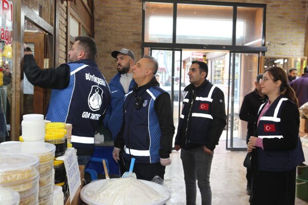 Van Büyükşehir Belediyesi Zabıtası, Peynirciler Çarşısı’nı denetledi İşletmelere yönelik gıda, hijyen ve ruhsat kontrolleri ile çalışmalarını yürüten