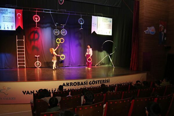 Van'da Hacıbekir Kültür Merkezi’nde ilkokul öğrencilerine sahne sanatları ve akrobasi gösterileri
