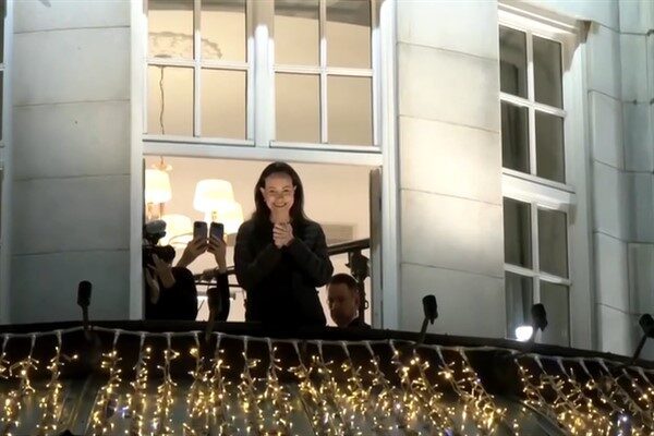 Machado, seyahat yasağına ve Venezuela hükümetinin seyahat etmesi halinde firari