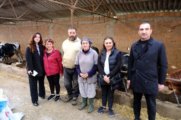 Belediye ekipleri, daha önce dağıtılan Albaşak tohumlarını eken çiftçileri tarlalarında