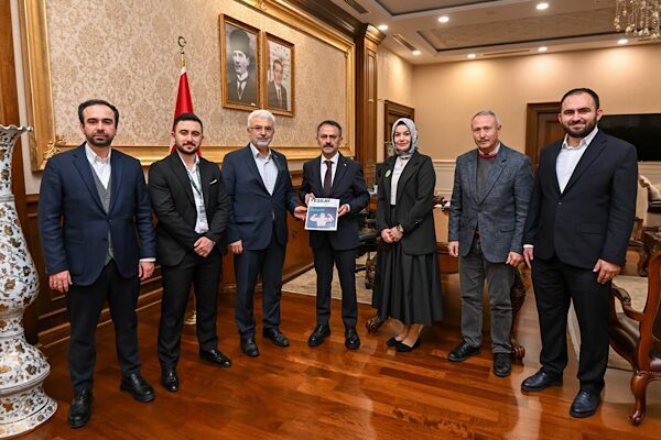 Yeşilay Kocaeli Şubesi Başkanı Y&uuml;mn&uuml; ve beraberindeki yeni y&ouml;netim ekibi,