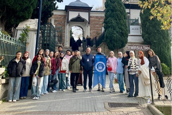 Yıldırımlı gençler Bursa’yı keşfediyor Etkinlik kapsamında öğrenciler, rehber eşliğinde Bursa’nın manevi şahsiyetlerini, tarihi eserlerini