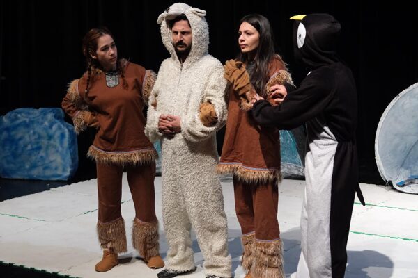 Adile Naşit Tiyatrosu’nda çocukları ücretsiz olarak tiyatro ile buluşturan Yıldırım