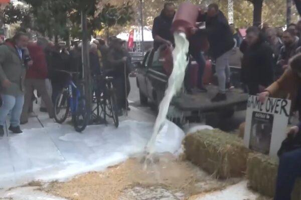 Yunanistan'ın dört bir yanındaki çiftçiler, ödenmemiş sübvansiyonlar ve artan üretim