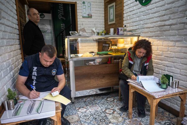 Zabıta ve tarım ekiplerinden Tarihi Çarşı’da denetim Bornova Belediyesi Zabıta Müdürlüğü ile Bornova İlçe Tarım Müdürlüğü ekipleri,