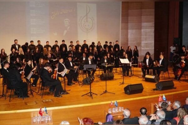 Zeki Müren, doğum gününde Bursa’da anıldı Bursa, Zeki Müren’i doğumunun 94. yılında andı. Merinos Atatürk Kongre