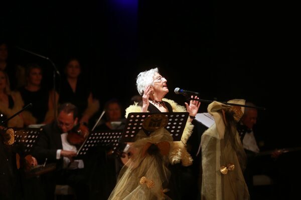 Yenimahalle Belediyesi tarafından Dört Mevsim Tiyatro Salonu’nda düzenlenen Zeki Müren’i