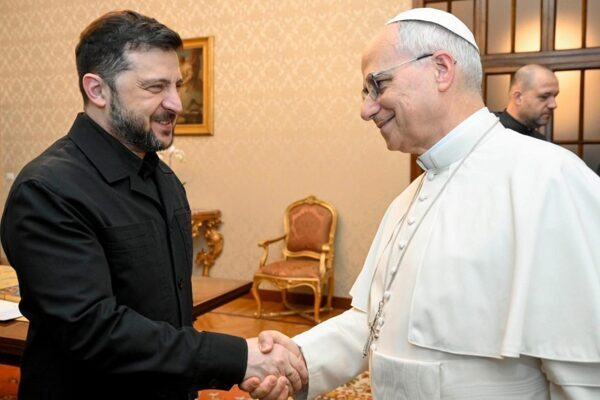Zelenski, Papa 14. Leo ile bir araya geldi Ukrayna Devlet Başkanı Zelenski, Ukrayna’nın, Papa 14. Leo’nun ve Vatikan’ın