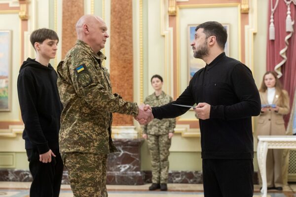 Zelenski: Ukrayna, askerlerimizin kahramanlığı olmasaydı ayakta kalamazdı Ukrayna Devlet Başkanı Zelenski, ülkenin kurtarılmasının Ukraynalı savunucuların cesareti ve